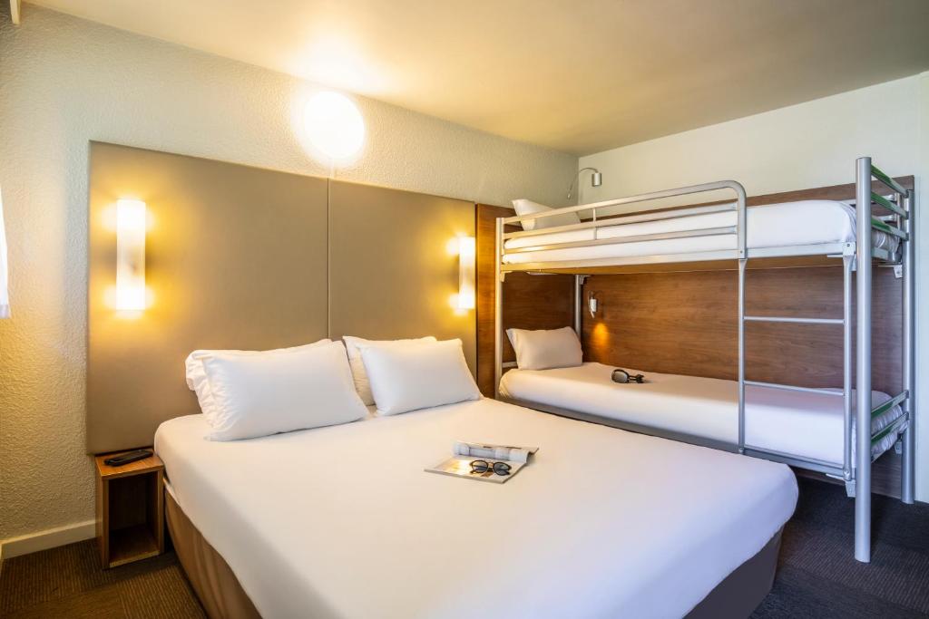 Postel nebo postele na pokoji v ubytování Hôtel Campanile Strasbourg Aéroport Lingolsheim