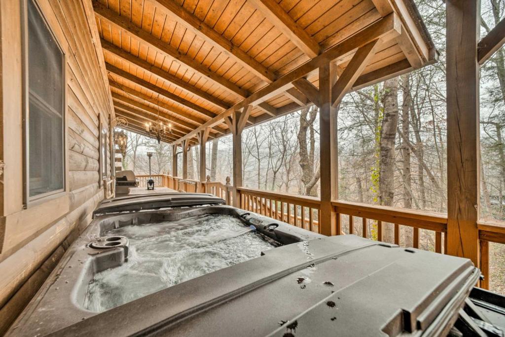 Gallery image of Walk to Golfing. Creekside Cabin and Hot Tub in Maggie Valley
