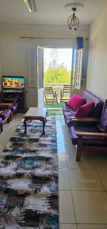una sala de estar con un sofá y una mesa en قريه اللوتسLotus for families only, en El Alamein