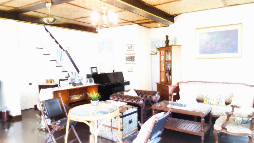Khu vực ghế ngồi tại Villa Mungkala