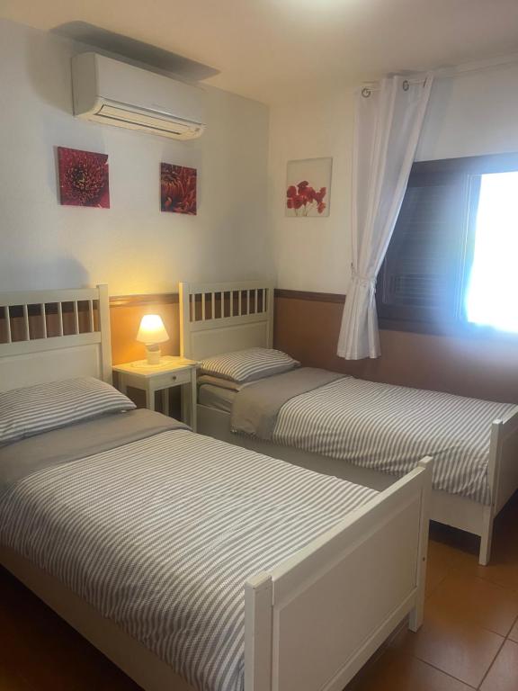 Postel nebo postele na pokoji v ubytování Marina Dor - Cala Egos- Sunny ground floor apartment with large garden