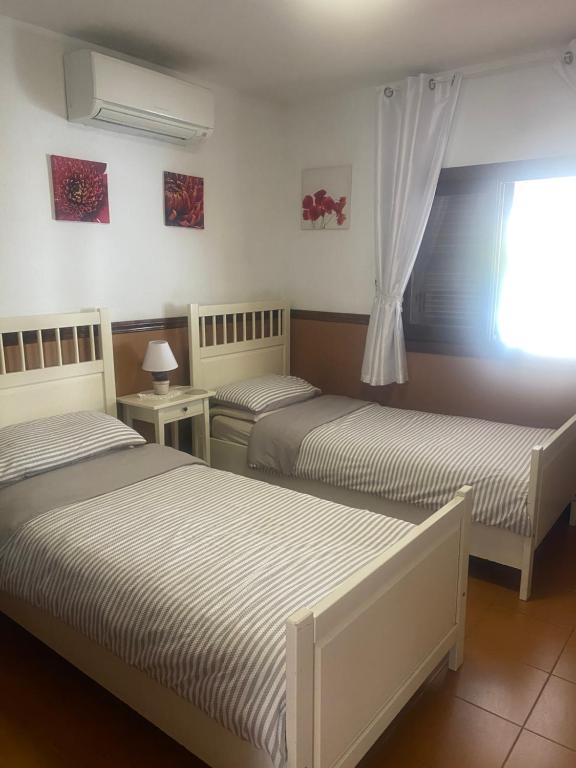 Postel nebo postele na pokoji v ubytování Marina Dor - Cala Egos- Sunny ground floor apartment with large garden