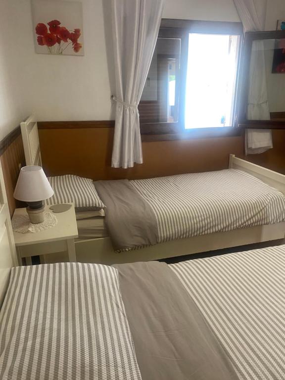 Postel nebo postele na pokoji v ubytování Marina Dor - Cala Egos- Sunny ground floor apartment with large garden