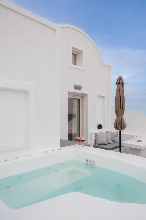 Bazén v ubytování Commercio Suites Santorini nebo v jeho okolí