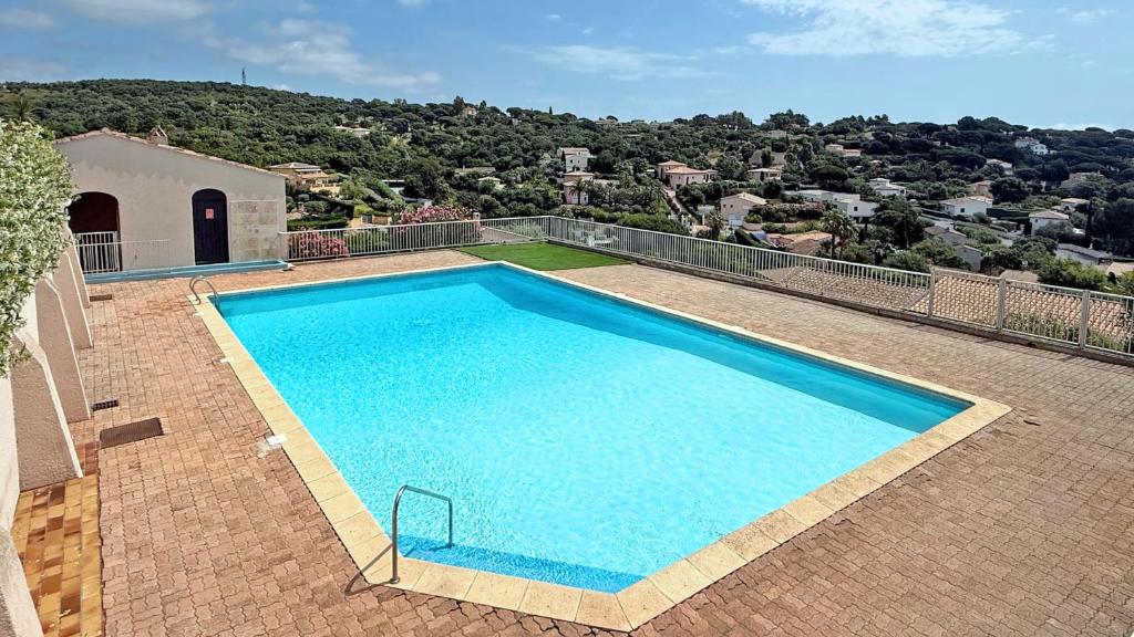 - une grande piscine au-dessus d'une maison dans l'établissement Les Bastides de Guerrevieille, à Sainte-Maxime
