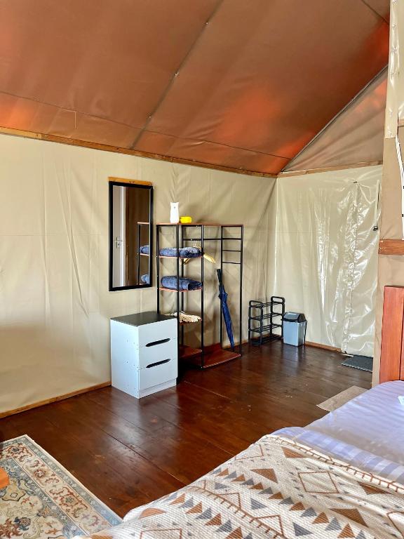 Postel nebo postele na pokoji v ubytování Seroja Hills Glamping Wonosobo