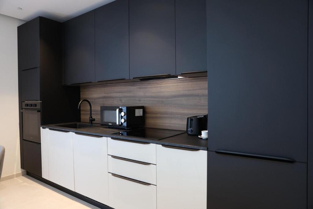 Una cocina o zona de cocina en The Mercury Suite with pool