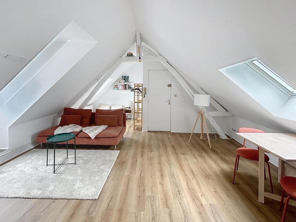 un salon avec un canapé et une table dans l'établissement Le Mary - Côté Mairie, à Compiègne