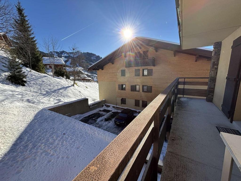 - un balcon d'un immeuble avec de la neige au sol dans l'établissement Yéti 6 n° 8 : appartement rénové au Petit Chatel, à Châtel