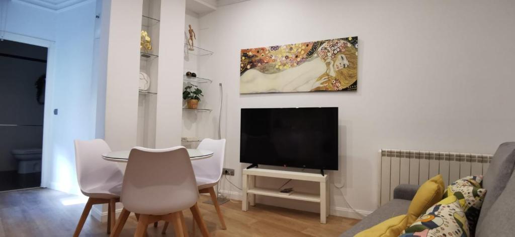 TV a/nebo společenská místnost v ubytování Tranquilo apartamento en Chueca IN2Iz5