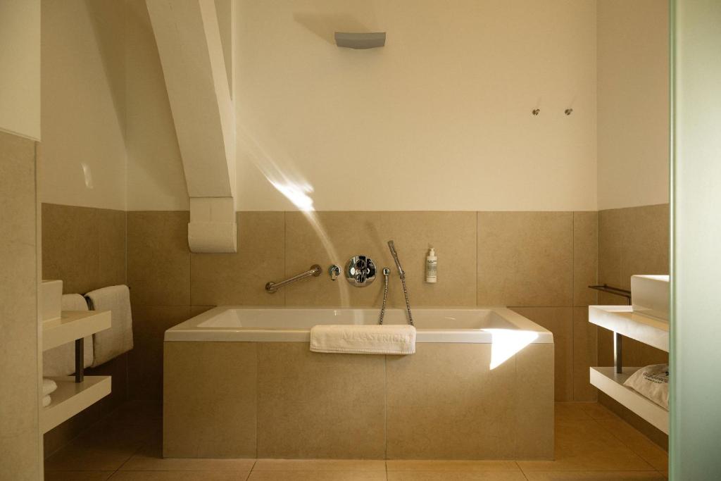 Kruisherenhotel Maastricht - Oostwegel Collection, member of Design Hotels - Resim 7