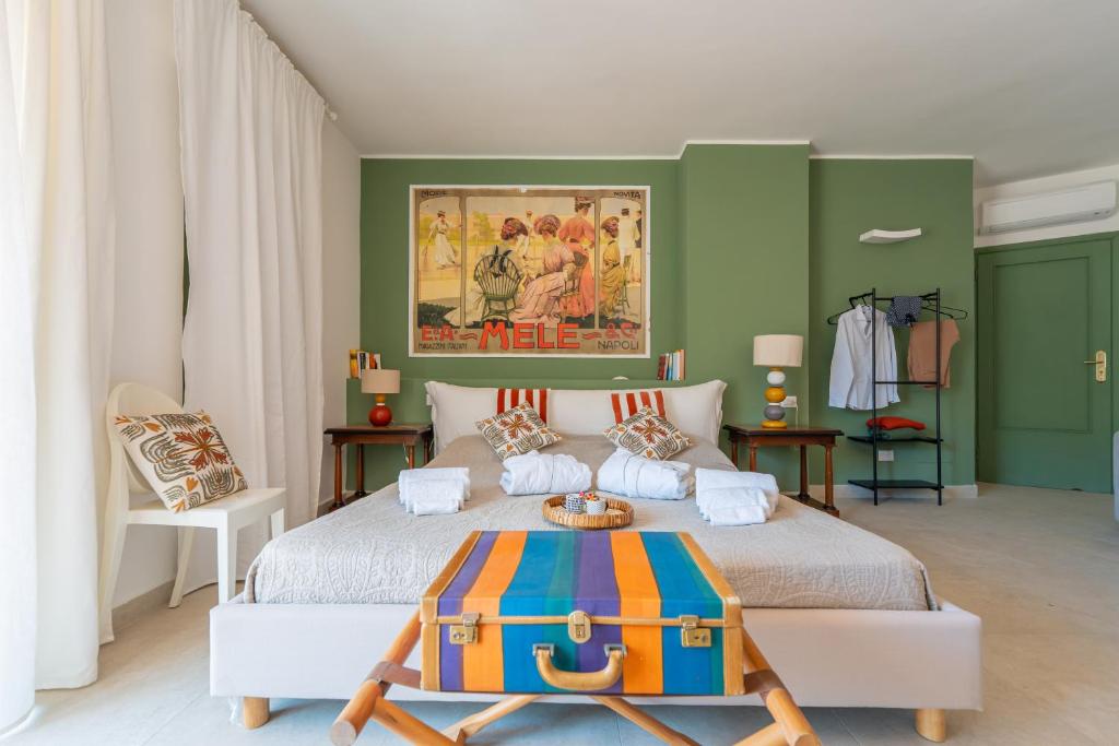 Postel nebo postele na pokoji v ubytování Molo Angioino Suites