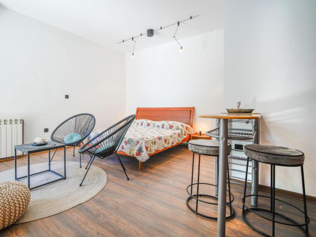 Postel nebo postele na pokoji v ubytování Studio Čipčić-2 by Interhome
