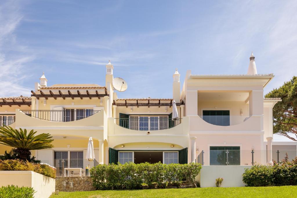 O edifício em que o resort se localiza