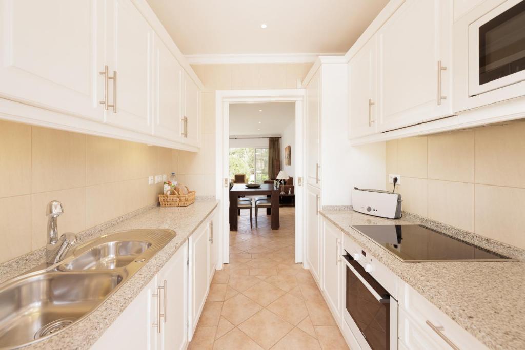 A cozinha ou cozinha compacta de Vale Do Lobo Resort