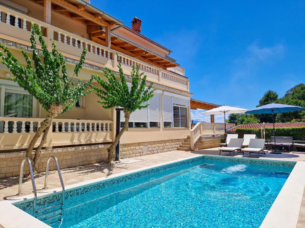 Swimmingpoolen hos eller tæt på Apartment Olga-5 by Interhome