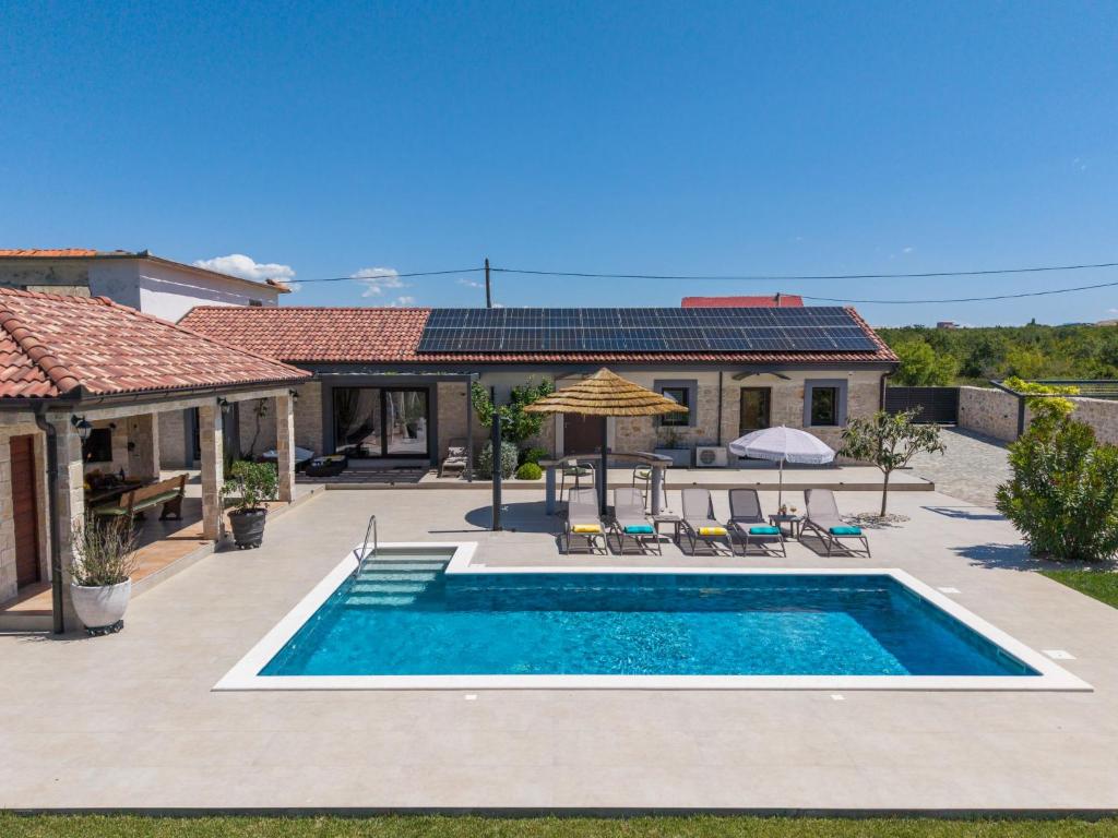 une villa avec piscine et une maison dans l'établissement Holiday Home Villa Tanja by Interhome, à Dračan