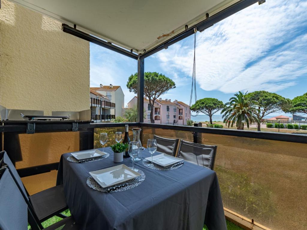 - une table sur un balcon avec vue sur l'océan dans l'établissement Apartment Antigua-3 by Interhome, au Barcarès