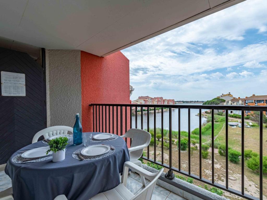 une table et des chaises sur un balcon avec vue sur l'océan dans l'établissement Apartment Caraibes-2 by Interhome, au Barcarès