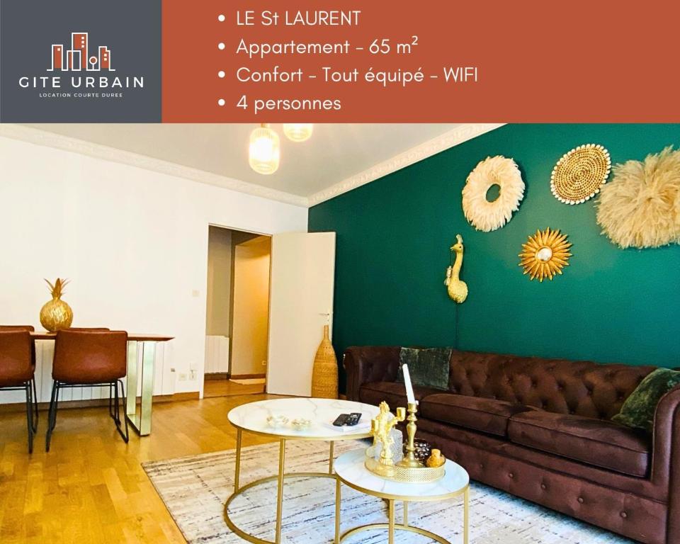 un salon avec un canapé et une table dans l'établissement LE St LAURENT, à Rodez