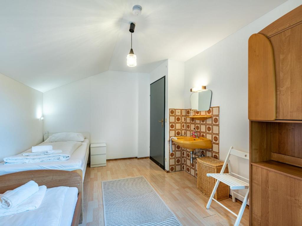 Postel nebo postele na pokoji v ubytování Holiday Home Zeitlos by Interhome