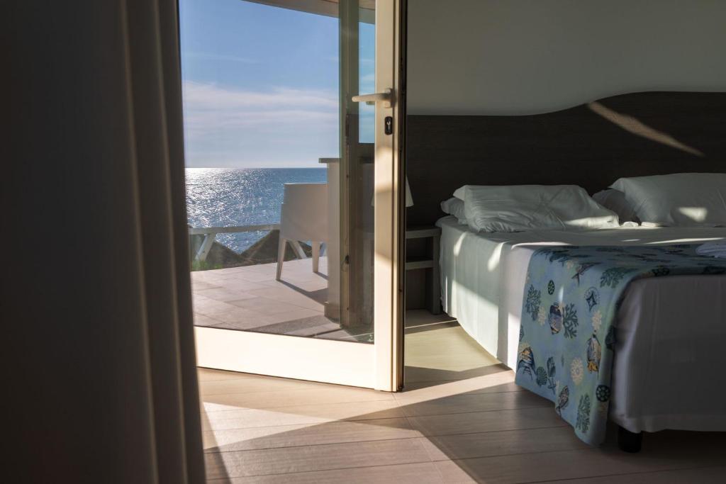 Postel nebo postele na pokoji v ubytování Stromboli Beach Tropea