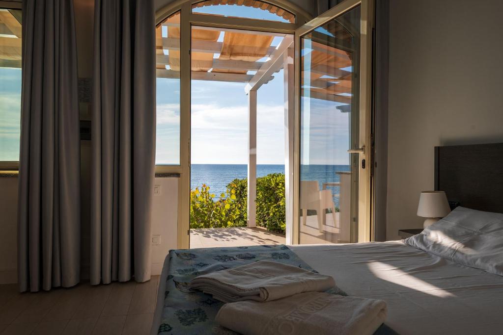 Postel nebo postele na pokoji v ubytování Stromboli Beach Tropea