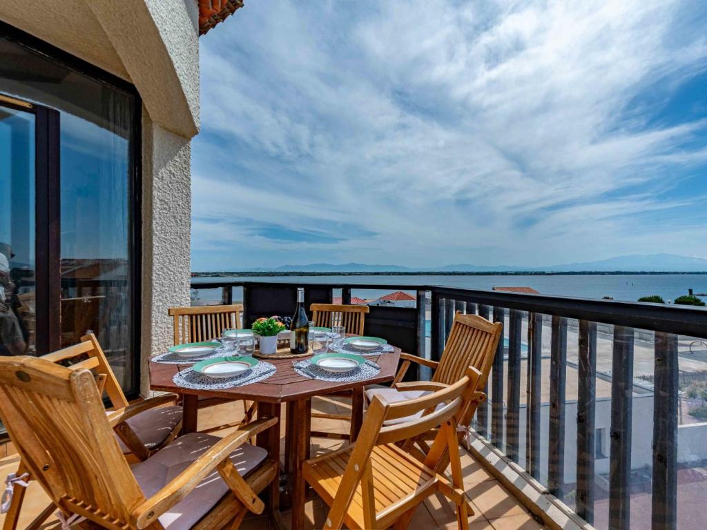 - une table sur un balcon avec vue sur l'océan dans l'établissement Apartment Antigua-7 by Interhome, au Barcarès