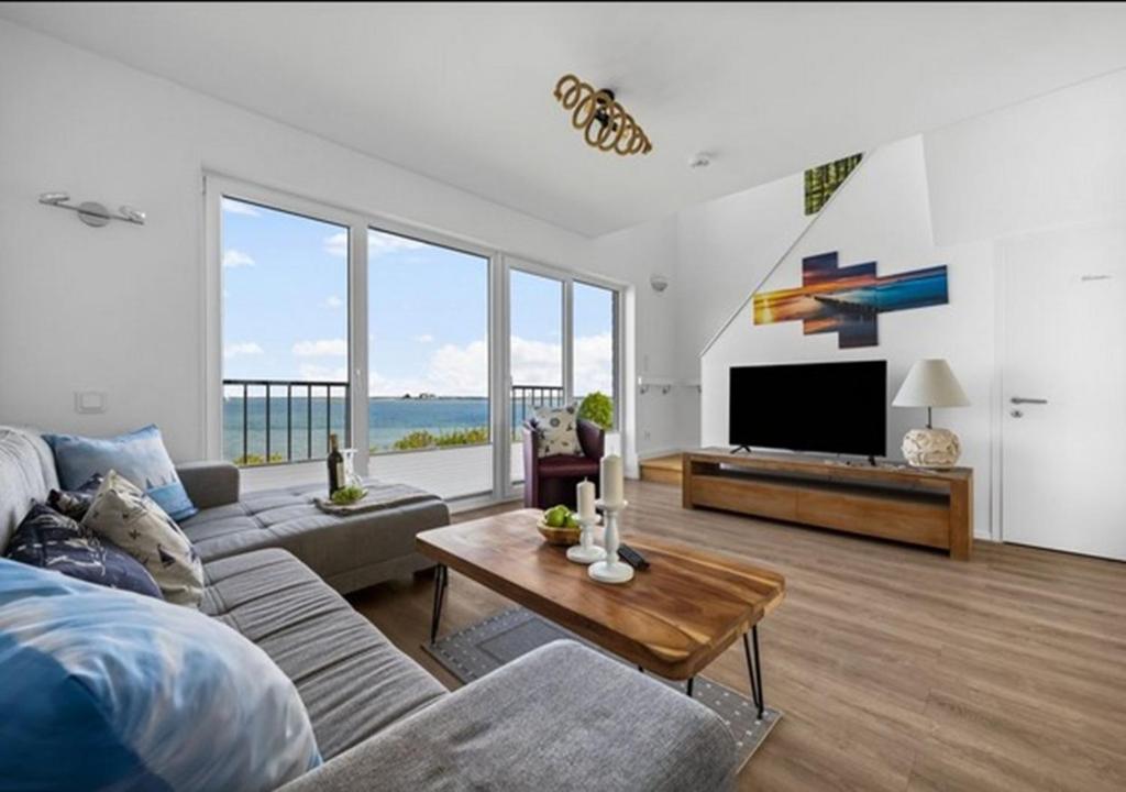 TV a/nebo společenská místnost v ubytování Ferienwohnung Admiral Suite