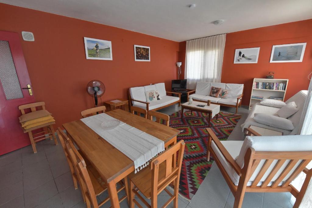 Posezení v ubytování Mimas Garden Apartments