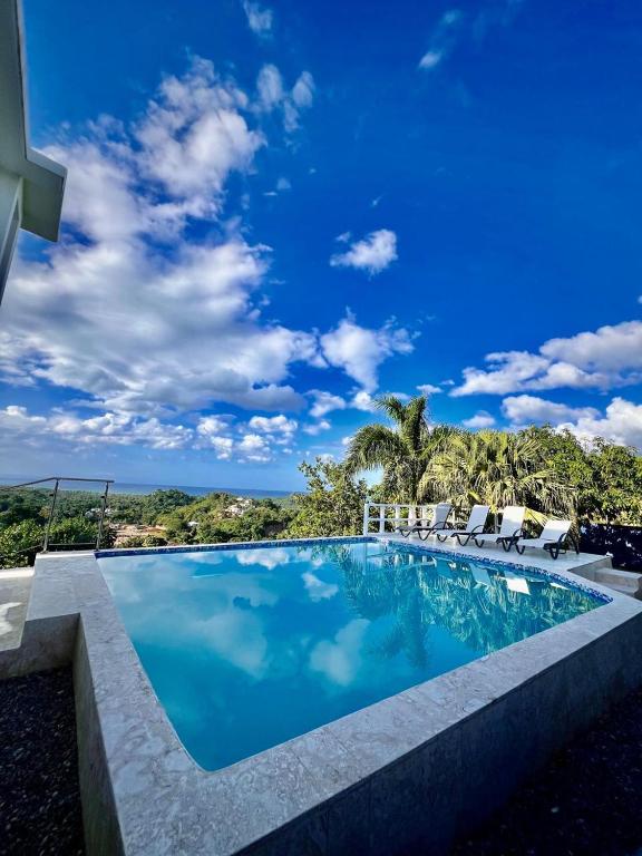 Bazén v ubytování Private Villa with Pool & Ocean Views Las Terrenas nebo v jeho okolí