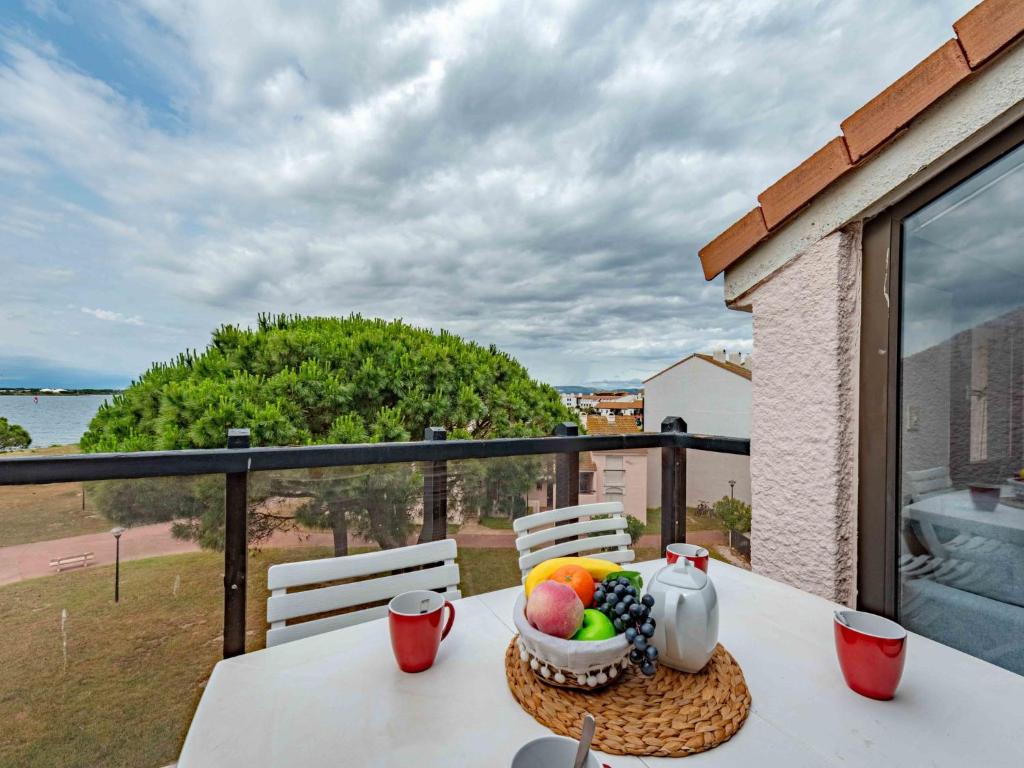 une table avec un bol de fruits sur un balcon dans l'établissement Apartment Antigua-9 by Interhome, au Barcarès