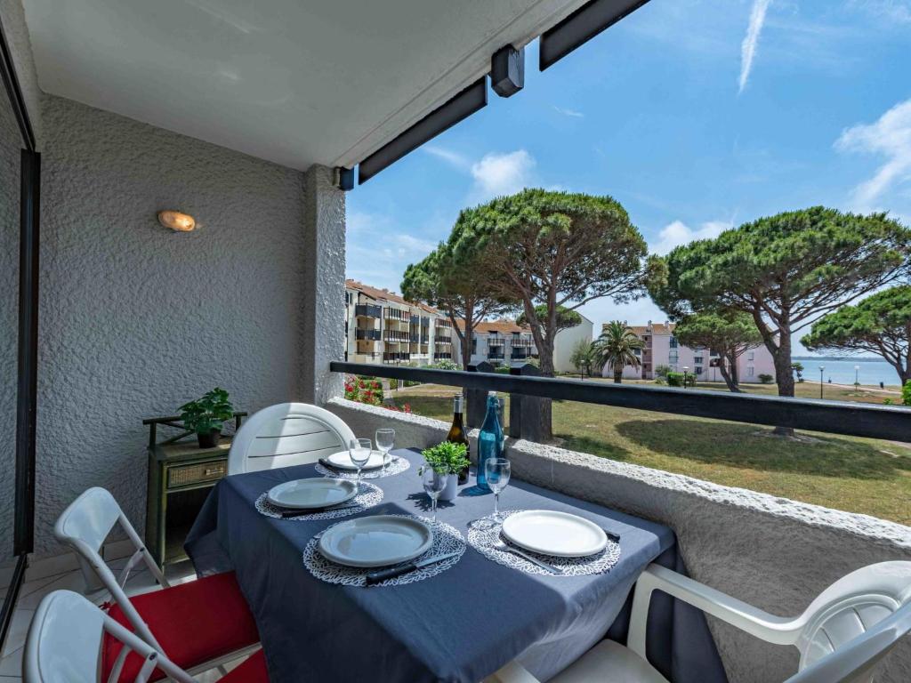 - une table sur le balcon avec vue sur l'océan dans l'établissement Apartment Antigua-4 by Interhome, au Barcarès