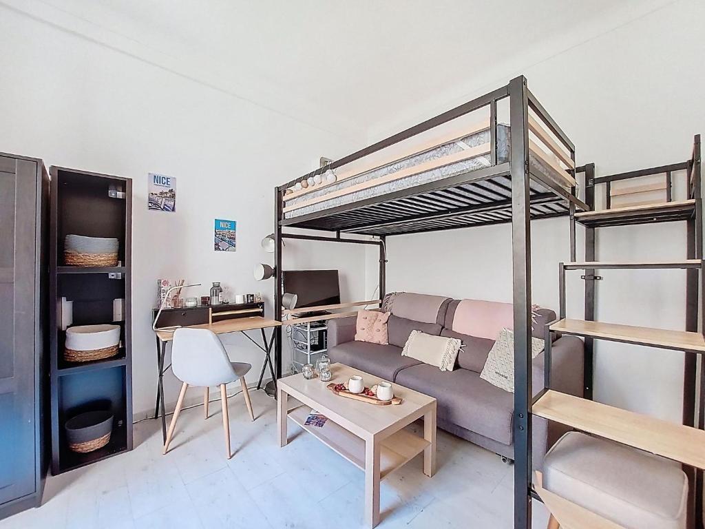 - un salon avec un canapé et des lits superposés dans l'établissement Apartment Le Gambetta by Interhome, à Nice