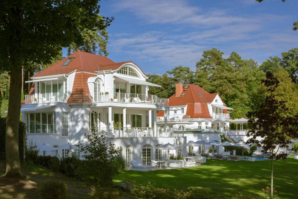 バート・ザーローにあるVilla Contessa - Luxury Spa Hotelsの赤屋根の大白屋敷
