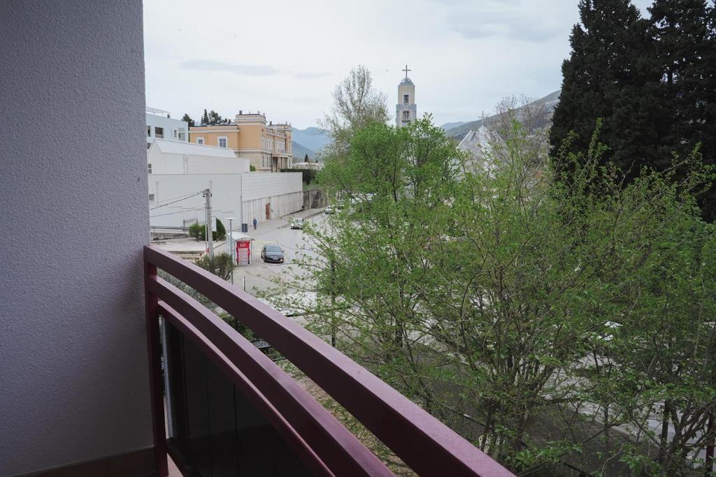 Nespecifikovaný výhled na hory nebo výhled na hory při pohledu z hotelu