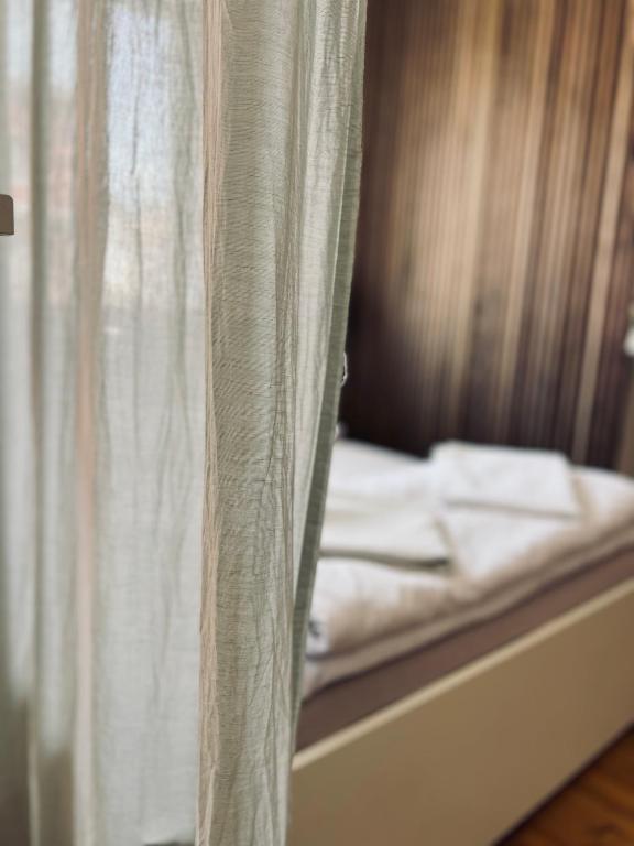 Postel nebo postele na pokoji v ubytování Mikulovský domeček s terasou, zahradou a vinným sklípkem