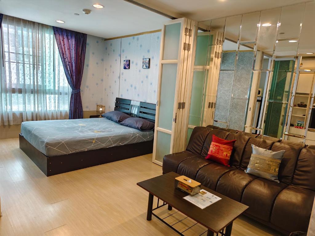 un salon avec un lit et un canapé dans l'établissement The Central Bangkok Station1, à Bangkok