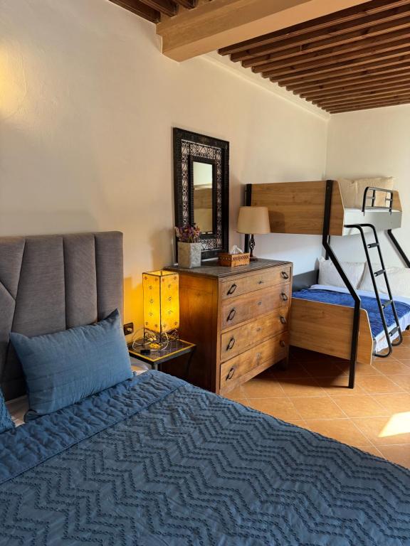 una camera con un letto e un letto a castello di Riad Radia a Rabat