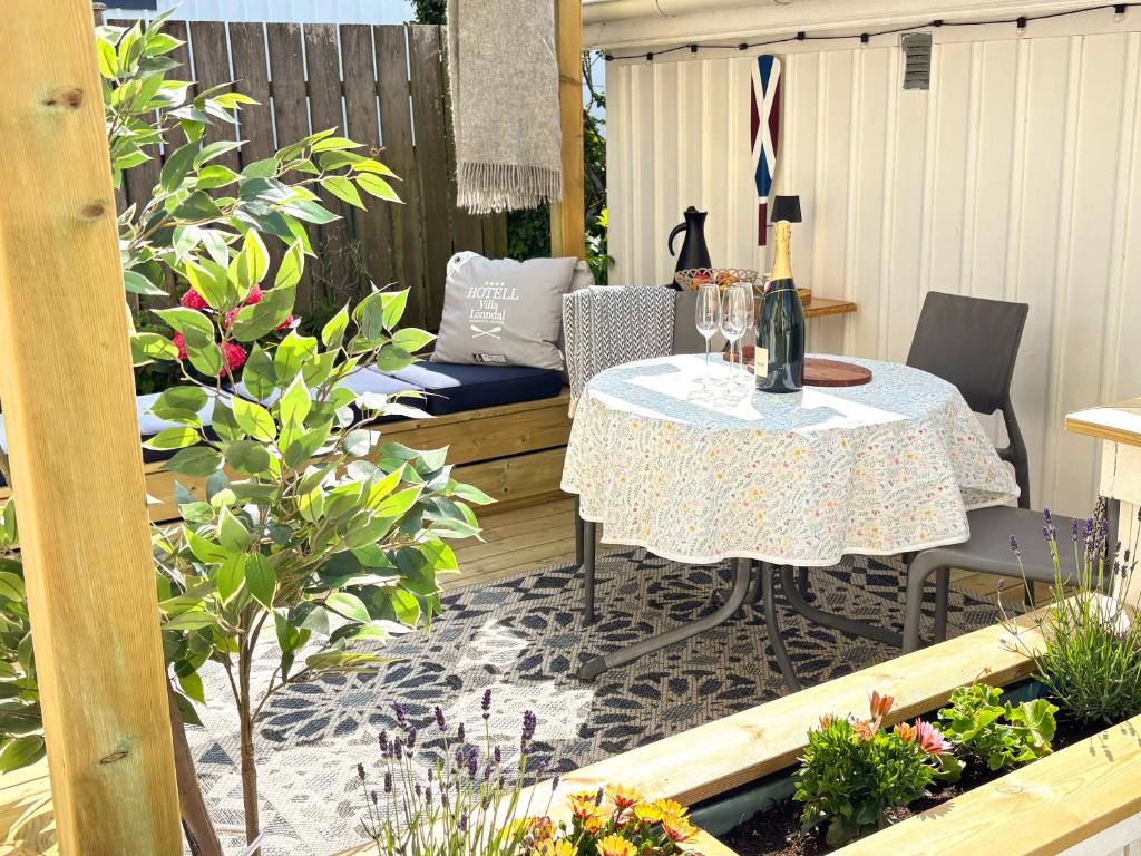 Κήπος έξω από το Skaftö Hotell Villa Lönndal, Grundsund
