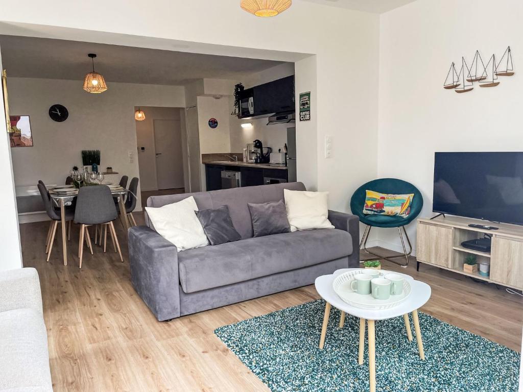 un salon avec un canapé et une table dans l'établissement Apartment Cap Océan-10 by Interhome, à Capbreton