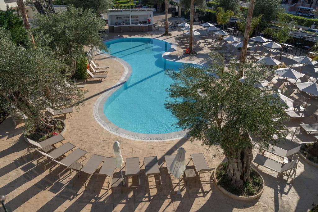 Bazén v ubytování CNic Gemini Hotel nebo v jeho okolí