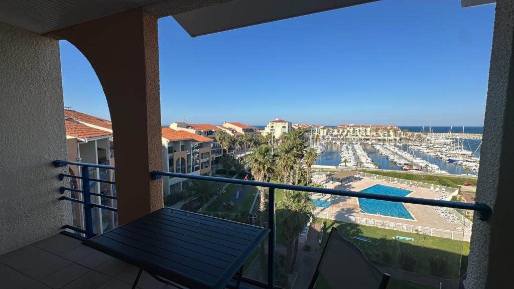 d'un balcon avec un banc et une vue sur le port. dans l'établissement Résidence Mer & Golf Confort 3étoiles avec Piscine et Terrasse, à Argelès-sur-Mer