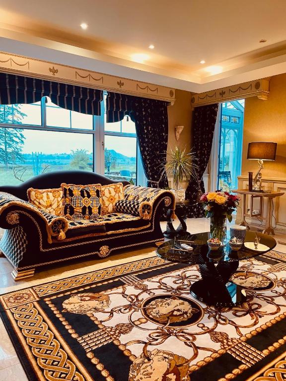 Posezení v ubytování FINN VILLAGE Loch Lomond Villa - THE BLACK ROOM with Private Jacuzzi-Style Bath