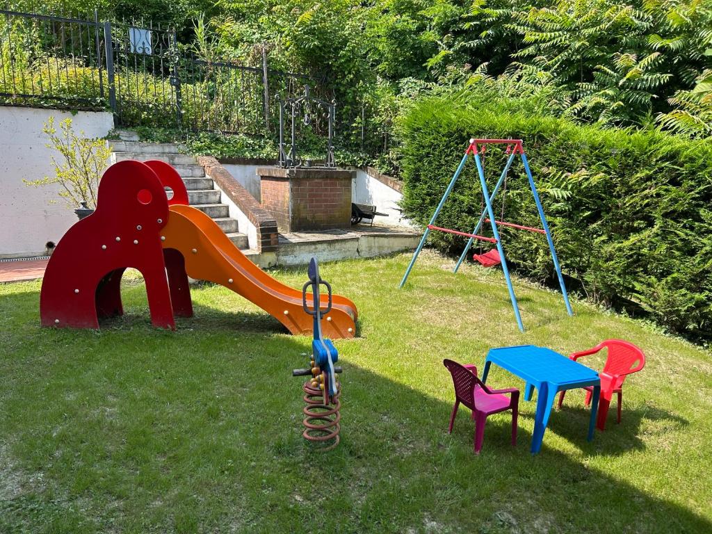 Plac zabaw dla dzieci w obiekcie Alba View Apartment with Pool