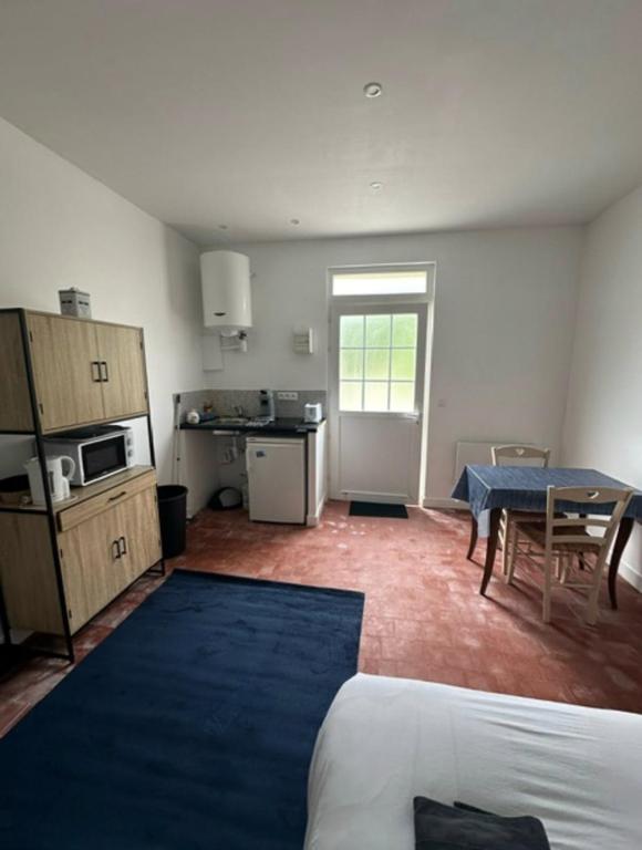 un salon avec une table et une cuisine avec une table dans l'établissement Seaside getaway - top apartment, à Ouistreham