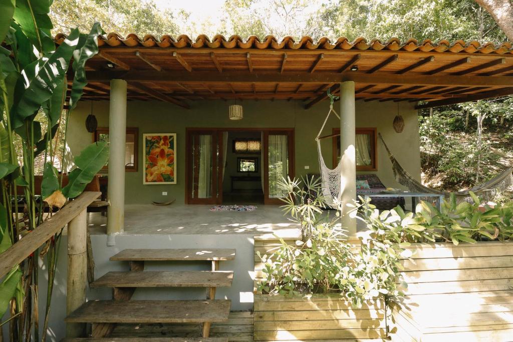un porche de una casa con pérgola de madera en Chalecito, en Porto Seguro