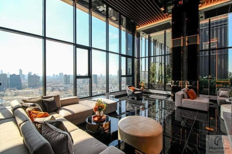 Una sala de estar con vista a una ciudad. en 2BR Condo with Oldtown Bangkok Vibes, Steps from Wongwian Yai, en Bangkok