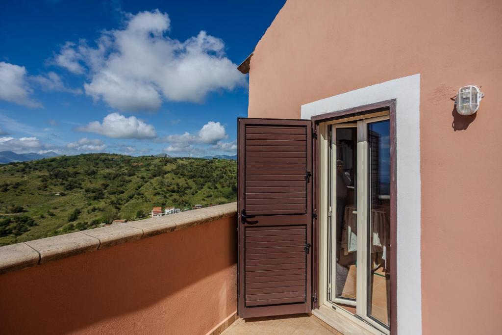 a window on a building with a view of the mountains at Casa Vacanze Da Angy & Gio in Grisolia