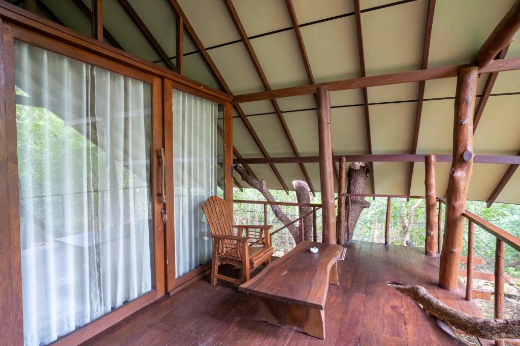 Balkón nebo terasa v ubytování Kaala Kalaththewa Luxury Eco Resort